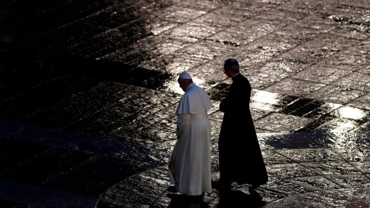 Påven under sin bön om ett slut på pandemin 