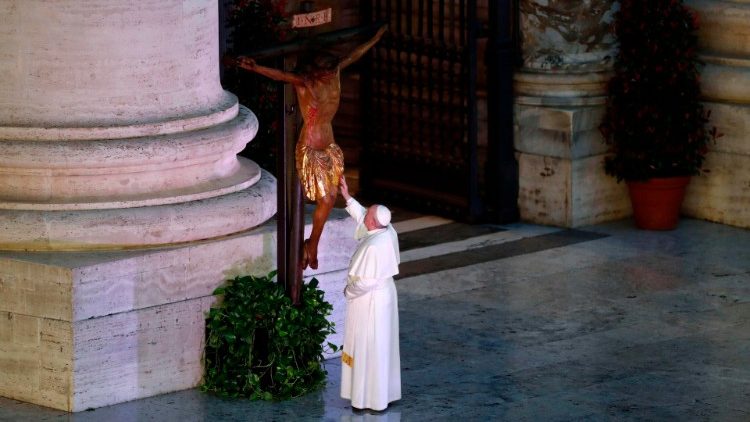 Le Pape vénérant le crucifix de l'église Saint-Marcel, Place Saint-Pierre, lors de la veillée de prière du 27 mars 2020