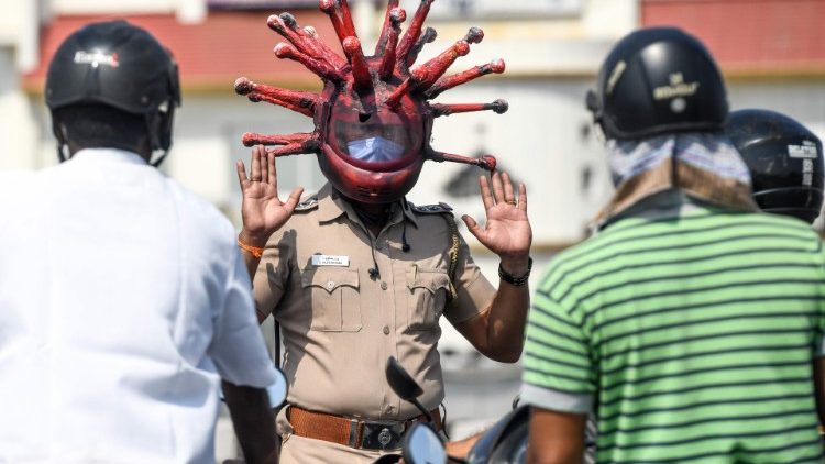 Policial indiano em barreira policial durante lockdown em Chenai