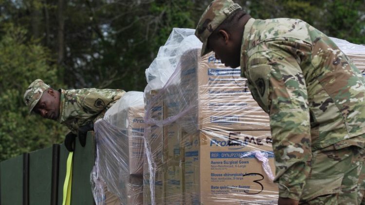Militari trasportano materiale di supporto anti Covid-19 nel South Carolina, USA