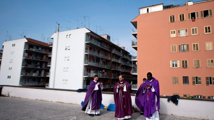 Priester in einem römischen Vorort feiern die Messe auf dem Dach ihrer Kirche