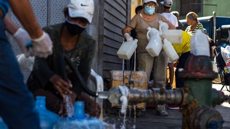 Des habitants de Caracas font quelques réserves d'eau. Le 27 mars 2020