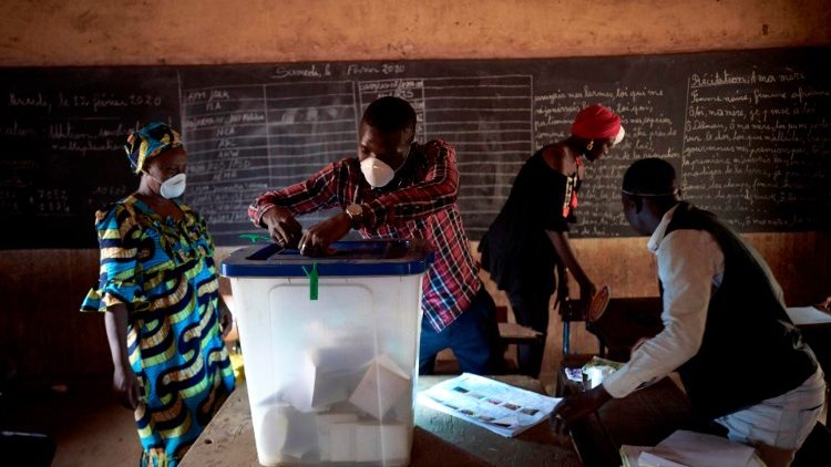 Seggio elettorale in Mali. Votanti e scrutatori hanno cercato di rispettare le norme di sicurezza per evitare contagi da Coronavirus