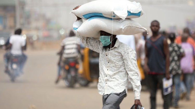 Nigeriano carrega sacos de arroz na divisa entre Abuja e o Estado de Nasarawa