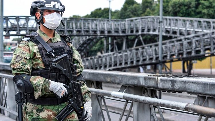 Soldat mit Gesichtsmaske auf Patrouille in Bogotà am Dienstag