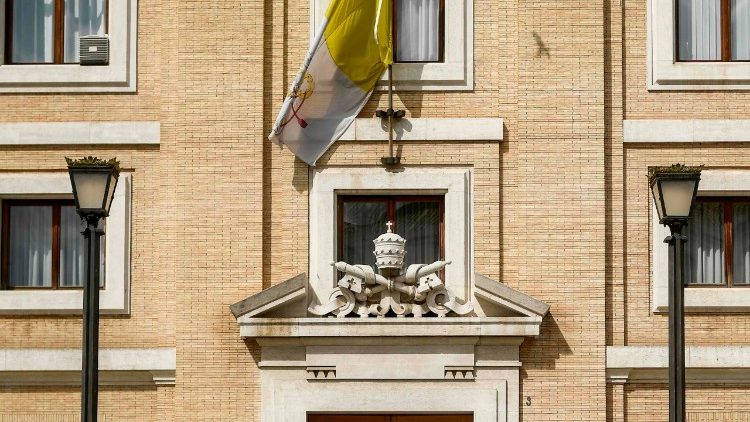वाटिकन का झंडा कोरोना वायरस के शिकार लोगों की याद में