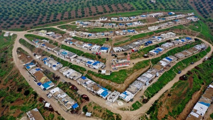 Campo de refugiados entre as oliveiras de Idlib na Síria