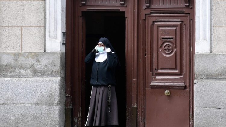 Religiosa na entrada de um mosteiro em Madri