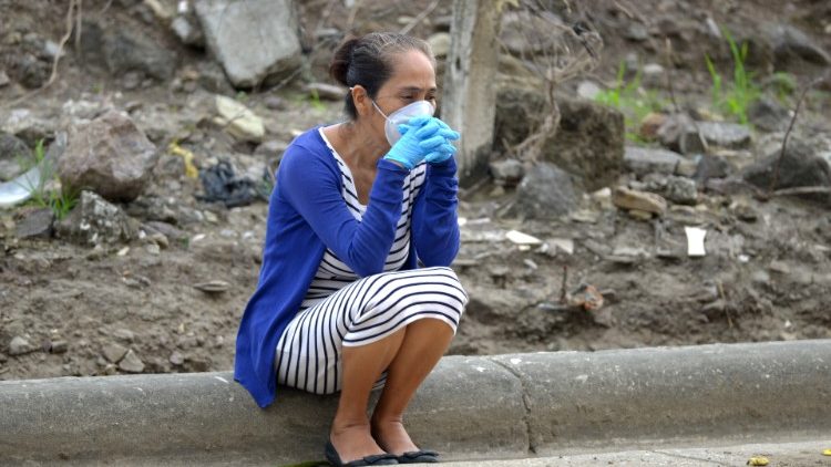 Equatoriana desolada próxima à cemitério em Guayaquil