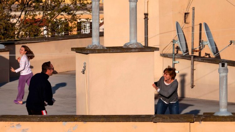 Ein Hausdach in Rom als Spielplatz für eine Familie, die nicht rausdarf