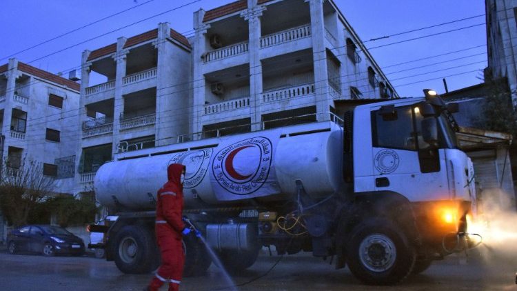  Corona: Das Rote Kreuz desinfiziert eine Straße in Neu-Aleppo