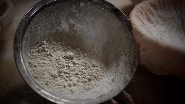 En France, la consommation de farine a fortement augmenté ces trois dernières semaines, faisant craindre une pénurie. 