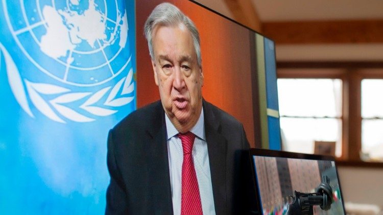 Generální sekretář OSN Antonio Guterres vybídl k ukončení konfliktů a zrušení sankcí (3 .dubna 2020)