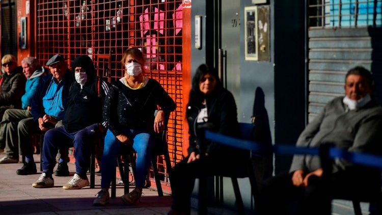 Un grupo de personas espera a las puertas de un Banco en Buenos Aires para retirar dinero en efectivo.