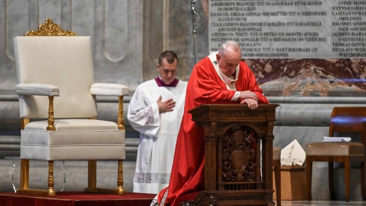 Папа Франциск на Мессе Вербного (Пальмового) воскресенья. Ватикан, собор Св. Петра, 5 апреля 2020 года