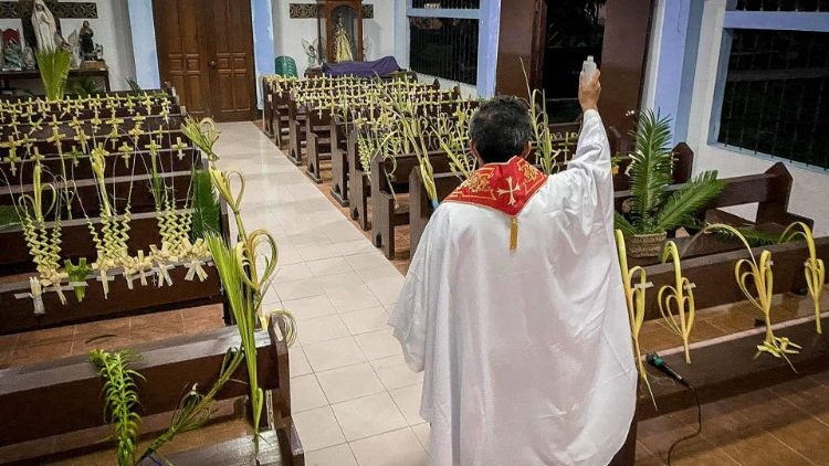 Leere Kirchenbänke wegen Corona - aber auch so kann ein neues Miteinander entstehen, sagt Bischof Oster