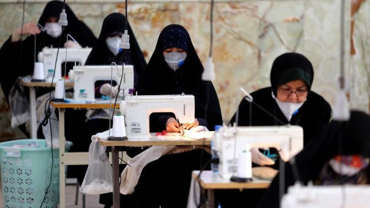 Mulheres iranianas costurando máscaras para enfrentar a pandemia