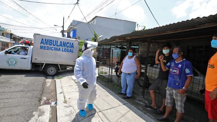 Controles sanitarios por las calles de Ecuador.