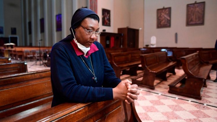 Kongolesische Ordensfrau beim Gebet