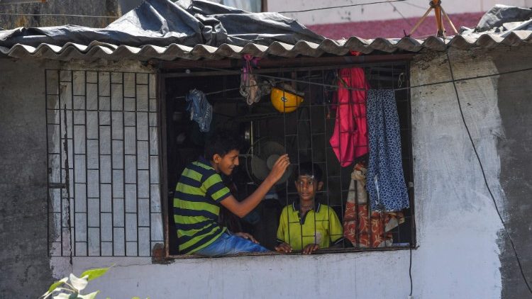 मुम्बई की धारावी झुग्गी झोपड़ी में बच्चों का जीवन  
