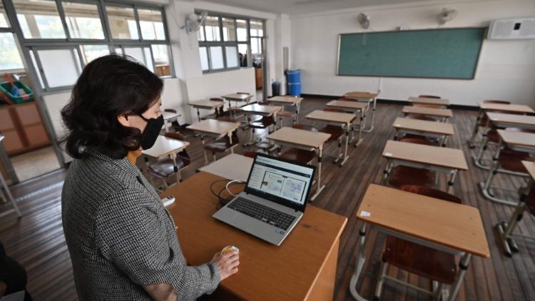 A teacher giving an online class as her students attend a virtual classroom 