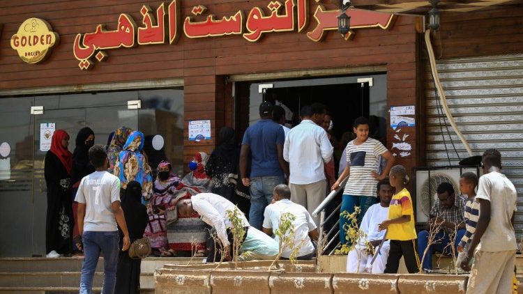 Le 9 avril à Khartoum la capitale soudanaise, les clients font la queue devant une boulangerie. 