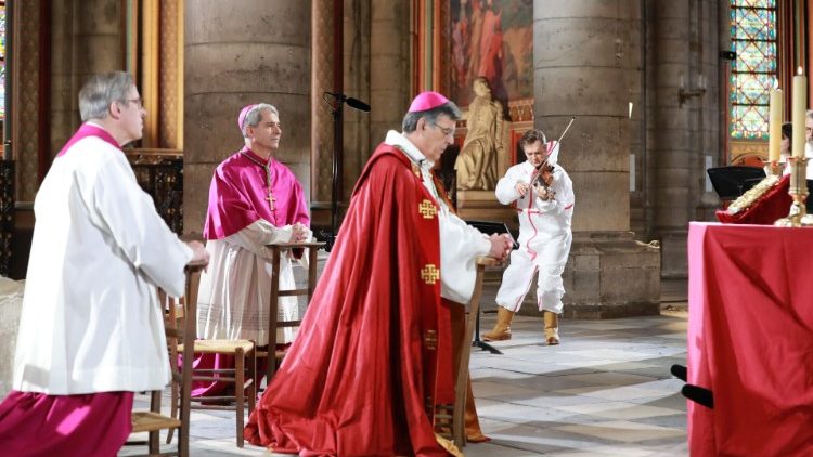 Архиєпископ Мішель Опеті очолює богослуження в соборі Паризької Богоматері