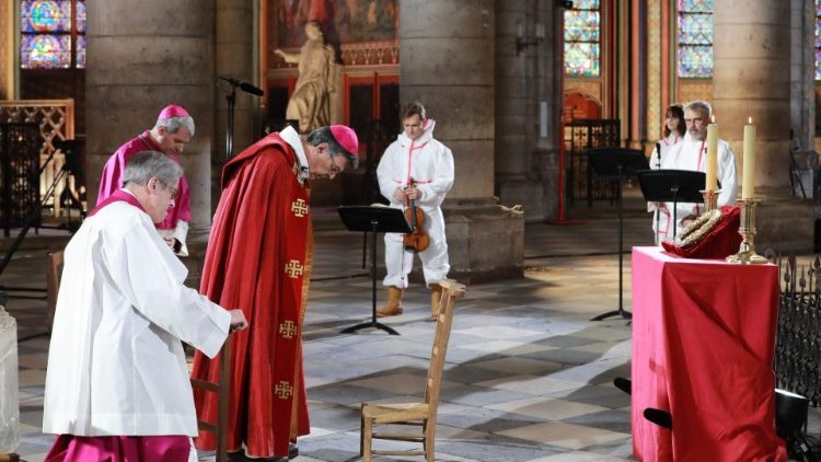 Mgr Michel Aupetit vénérant la sainte couronne d'épines au cœur de la cathédrale Notre-Dame, le 10 avril 2020. 