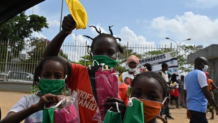 Niños usando mascarillas en las calles de Abiyán, capital económica de Costa de Marfil.
