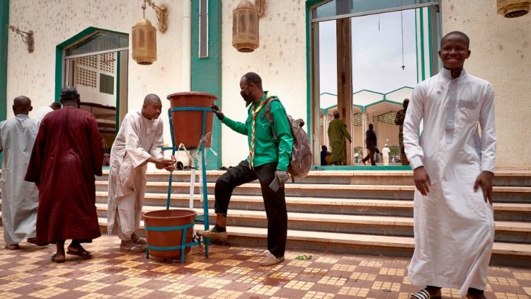 Acqua distribuita per lavarsi le mani prima delle preghiera nella moschea di Bamako