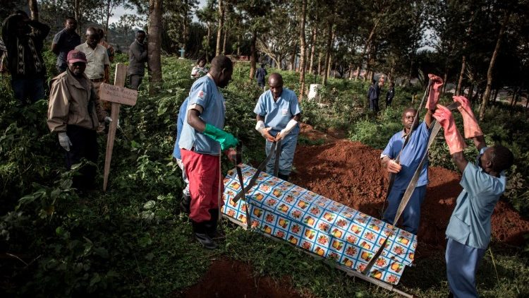 Begräbnis eines Ebola-Toten im Kongo