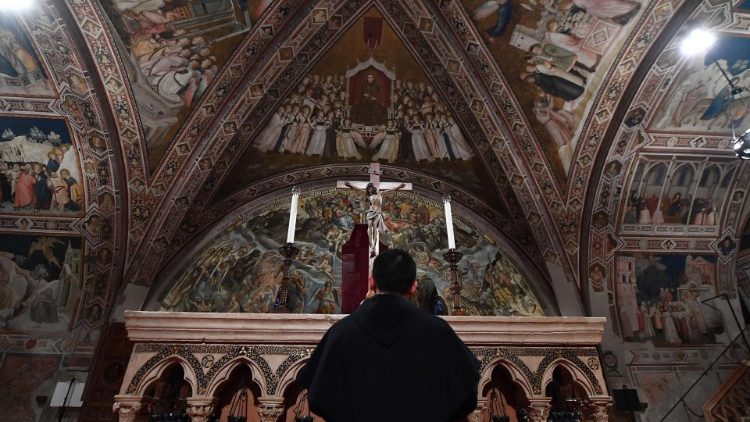 Franciscano reza na Basílica Inferior de Assis na Sexta-feira Santa