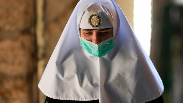 Religiosa em Jerusalém protegida por máscara