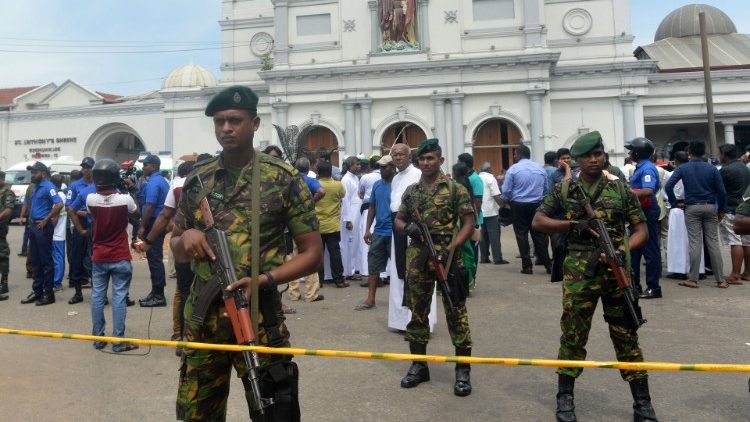 Policejní hlídky před kostelem sv. Antonína v Kolombu po útocích 21. dubna 2019