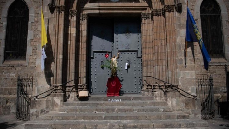 Une statue du Christ resuscité placée devant une église de Barcelone