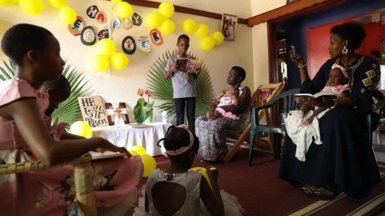 Ein Familien-Gottesdienst in Kampala während des Lockdowns vom April letzten Jahres