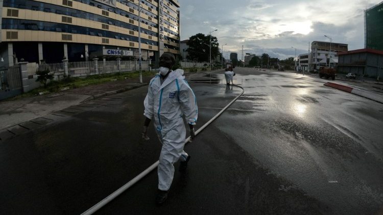 La sanificazione di un quartiere di Kinshasa per prevenire dalla diffusione del coronavirus