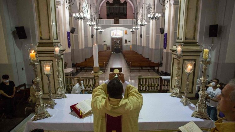 Le père Suarez célèbre la messe de Pâques dans une cathédrale Sainte Thérèse vide à Caracas, Venezuela