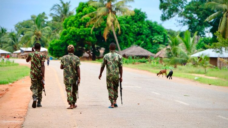 Des soldats mozambicains sur une route de Mocimboa da Praia, en mars 2018