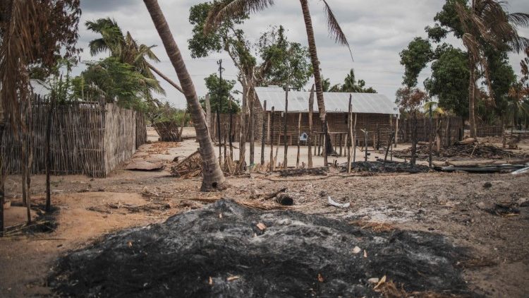 Un village de la province de Cabo Delgado dans le nord du Mozambique, aprés le passage des djihadistes, le 13 avril 2020. 