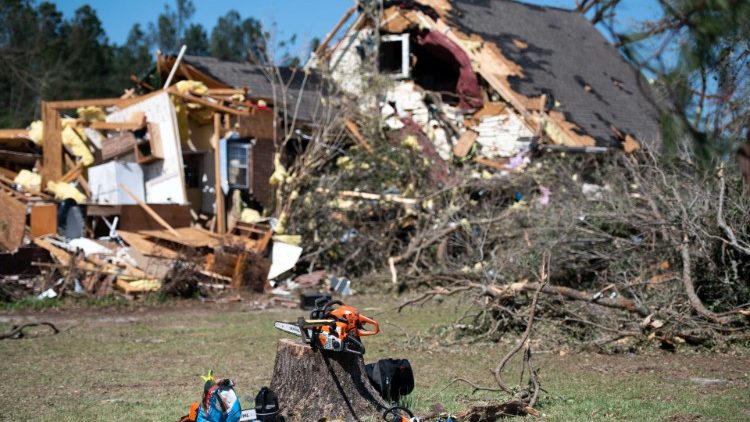 Im Süden der USA richtete der Sturm verheerende Schäden an, mindestens 30 Menschen starben