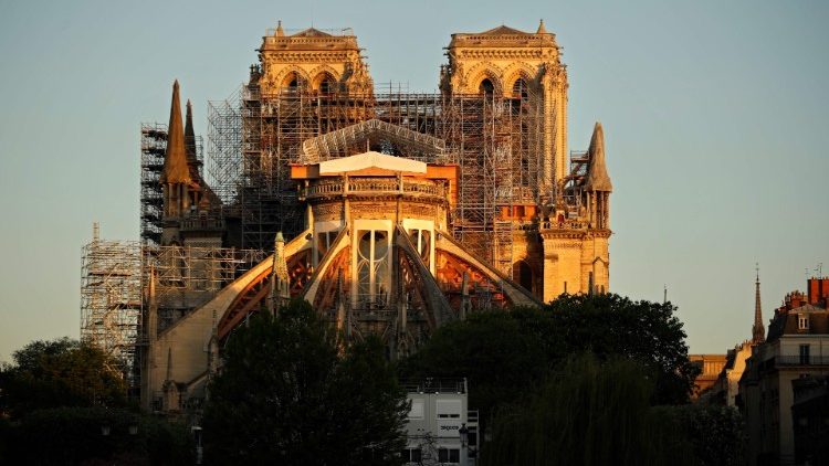 Notre Dame v den prvního výročí požáru