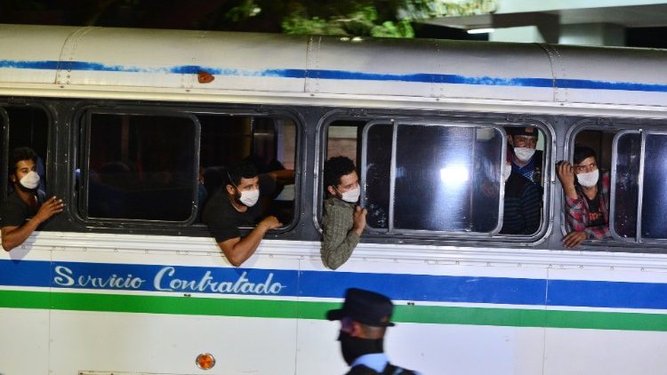 Migranti dell'Honduras in quarantena su un bus