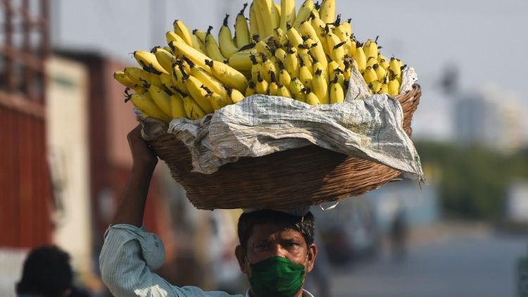Vendedores ambulantes en la India usando mascarilla.