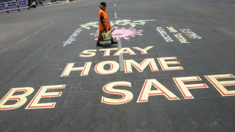 Pintadas en las calles de India: "Quédate en casa, cuídate".