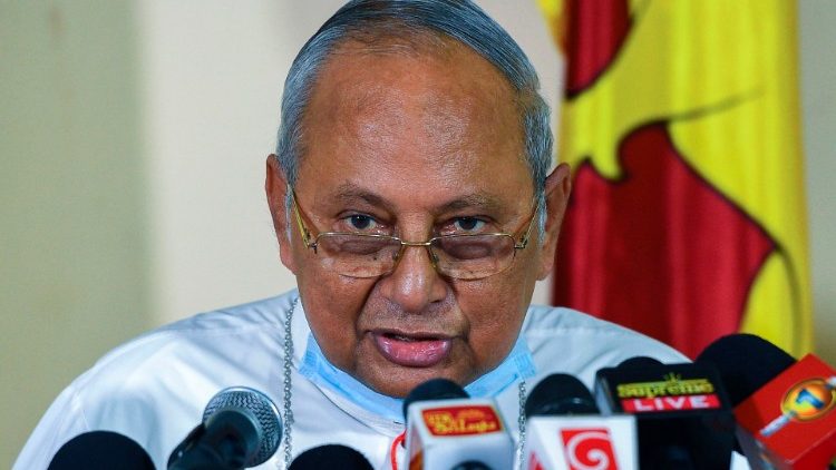 Le cardinal Ranjith, ici lors d'une conférence de presse à Colombo, la capitale du Sri Lanka, le 16 avril 2020.