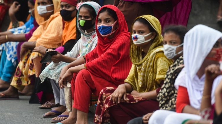 Bangladesch: Viele Arbeiterinnen in der Textilindustrie sitzen derzeit buchstäblich auf der Straße