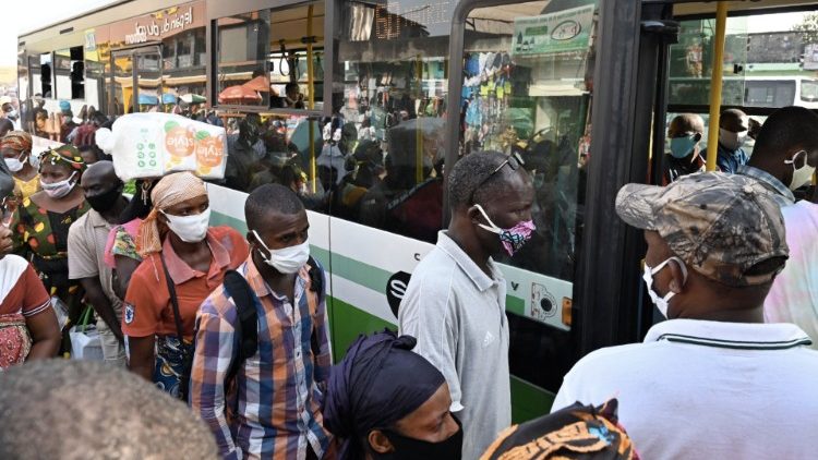Fila para subir al autobús en Abiyán, Costa de Marfil.