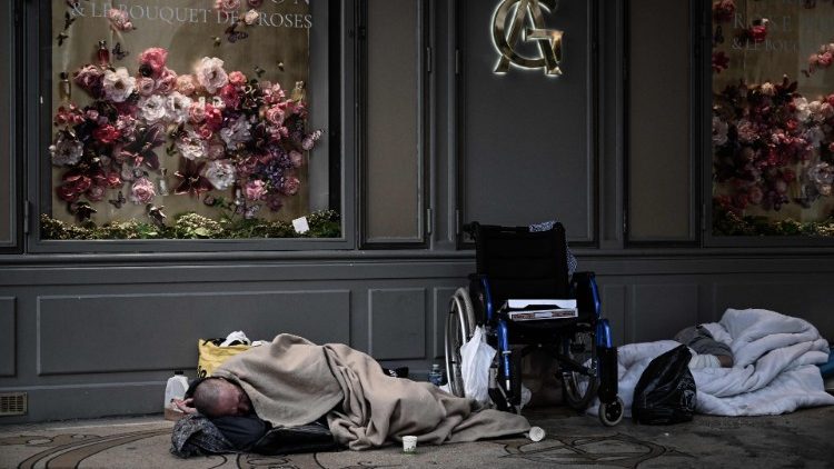 Des personnes sans-abri dans une rue de Paris, le 17 avril 2020