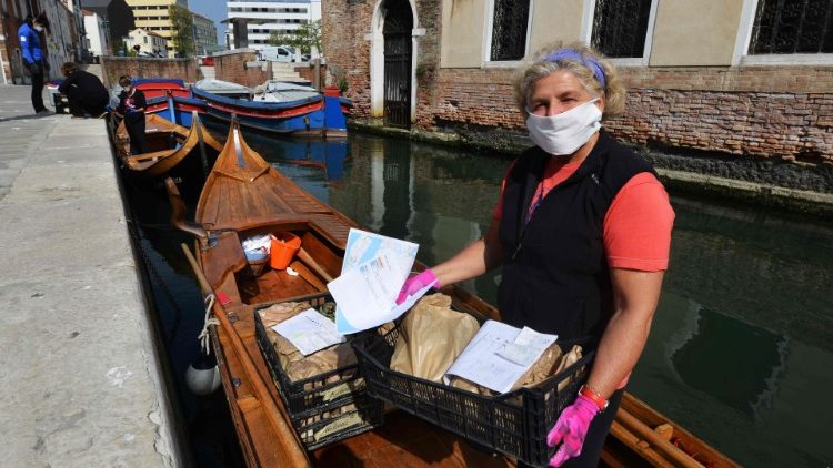 Membro da "Row Venice" entrega alimentos a famílias usando as tradicionais gôndolas
